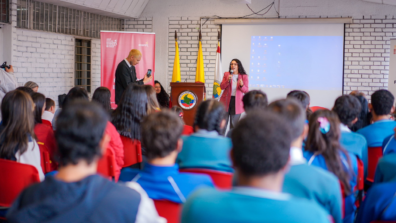 La directora del IDPAC ofrece una charla a estudiantes durante el cierre del curso-taller Encuentros Improbables en el Colegio República de Colombia, localidad de Engativá, Bogotá."