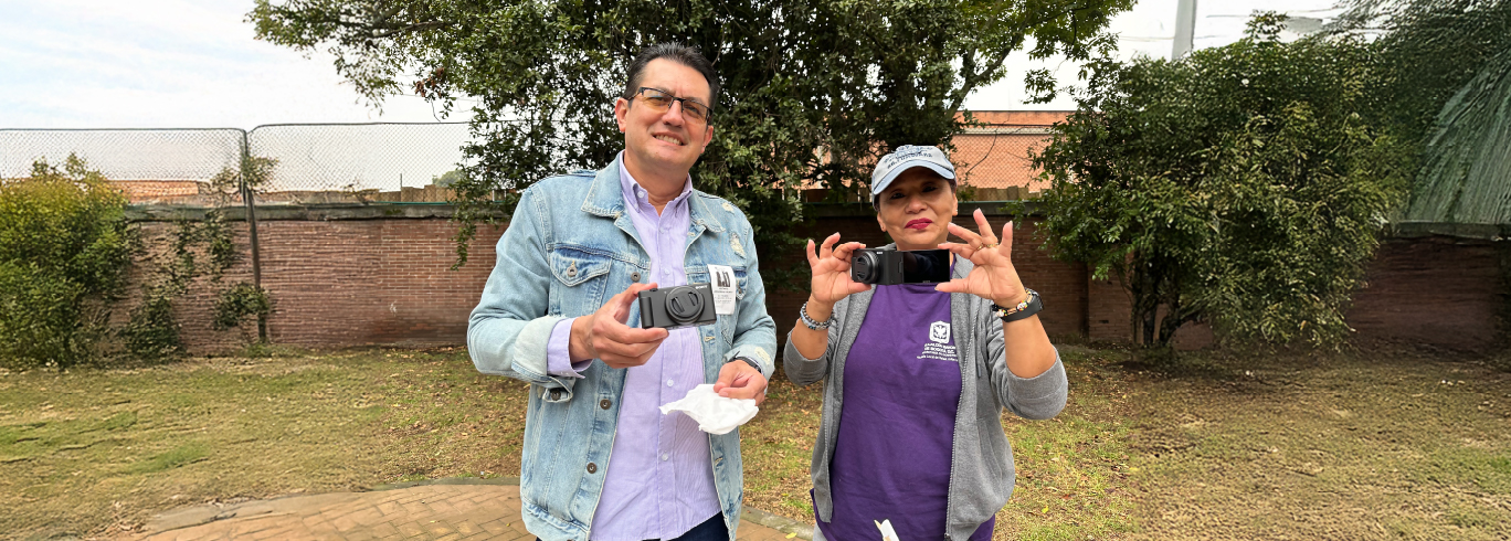 Dos personas adultas sostienen cámaras digitales entregadas como incentivos del Fondo Chikaná 2025 en Bogotá.