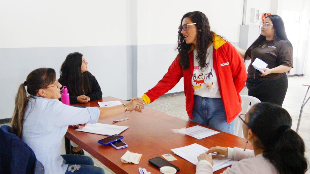 La directora del IDPAC, María Ximena Morales Trujillo, saluda a los jurados de votación durante la jornada de elecciones de las Juntas de Acción Comunal 2026 en Bogotá, supervisando el proceso democrático.