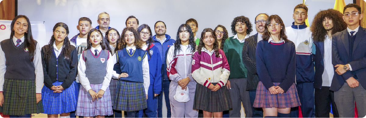 Fotografía de una actividad liderada por la Gerencia de Juventud del Instituto Distrital de la Participación y Acción Comunal (IDPAC). En la imagen se observa un grupo de jóvenes estudiantes y representantes institucionales reunidos durante un encuentro de participación ciudadana y liderazgo juvenil, orientado a fortalecer los espacios de diálogo, la formación y la incidencia de las juventudes en Bogotá.