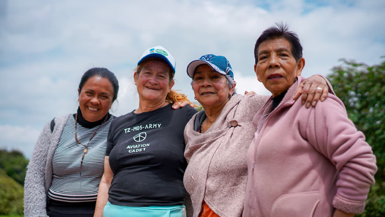 Mujeres líderes comunitarias comparten en un espacio territorial fortaleciendo la participación ciudadana en Bogotá