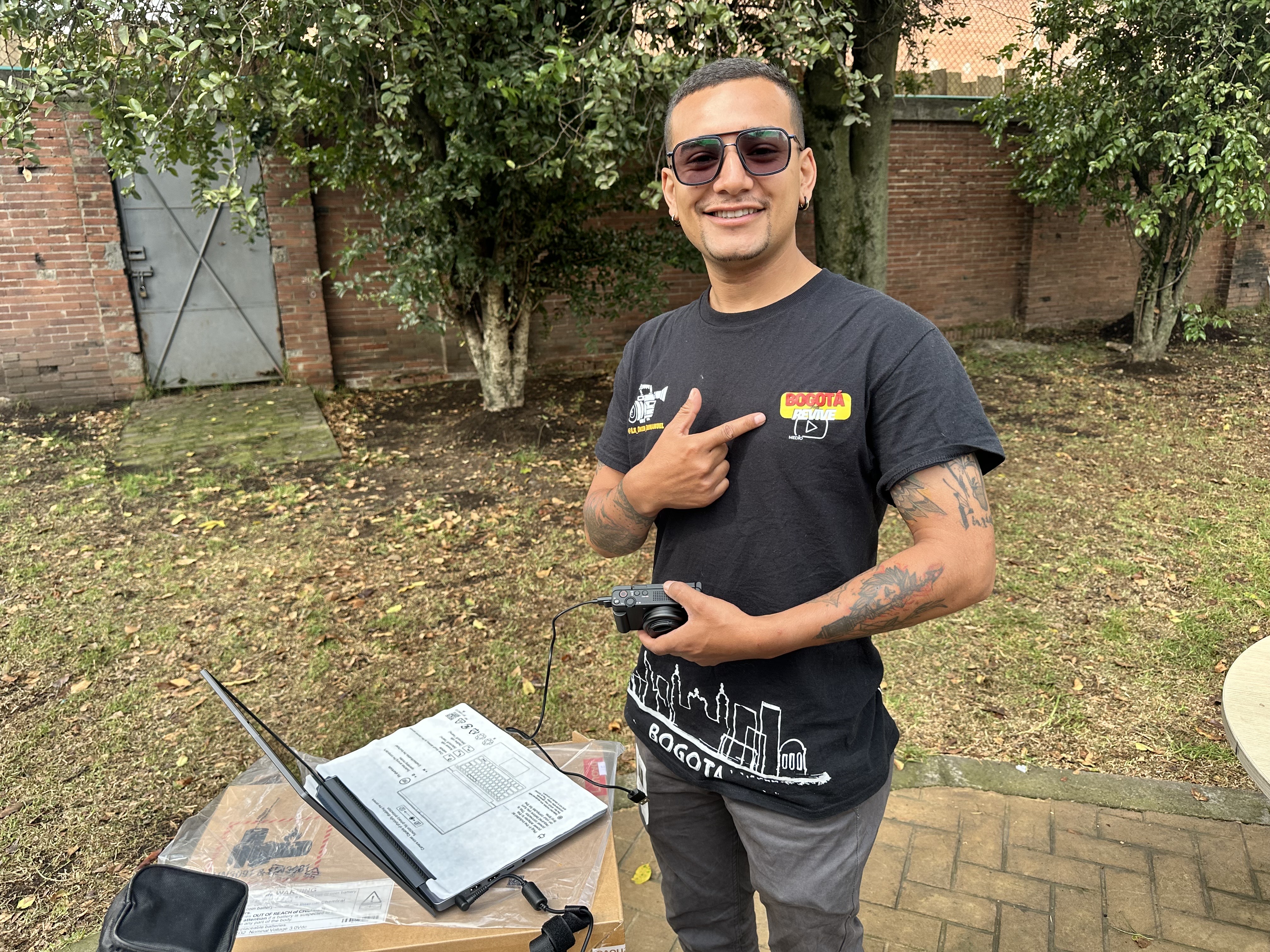 Participante de medio comunitario recibe kit tecnológico durante la entrega de incentivos del Fondo Chikaná 2025, programa del IDPAC para fortalecer la participación ciudadana en Bogotá