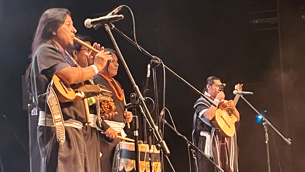 Grupo musical indígena interpreta melodías ancestrales con flauta, tambores y cuerdas durante el Encuentro Distrital de Pueblos Indígenas 2025 en Bogotá.