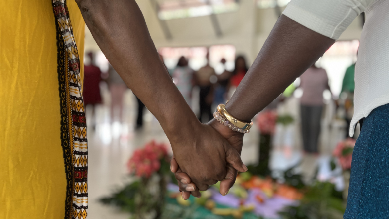 Mujeres afrodescendientes se toman de las manos en un círculo de sanación y diálogo comunitario