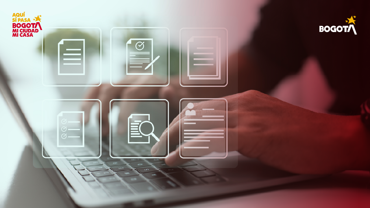 Manos escribiendo en un computador portátil con íconos digitales superpuestos de documentos, formularios y búsqueda, representando la gestión de trámites o notificaciones virtuales. Logos de “Bogotá Mi Ciudad Mi Casa” y “Bogotá” en las esquinas.