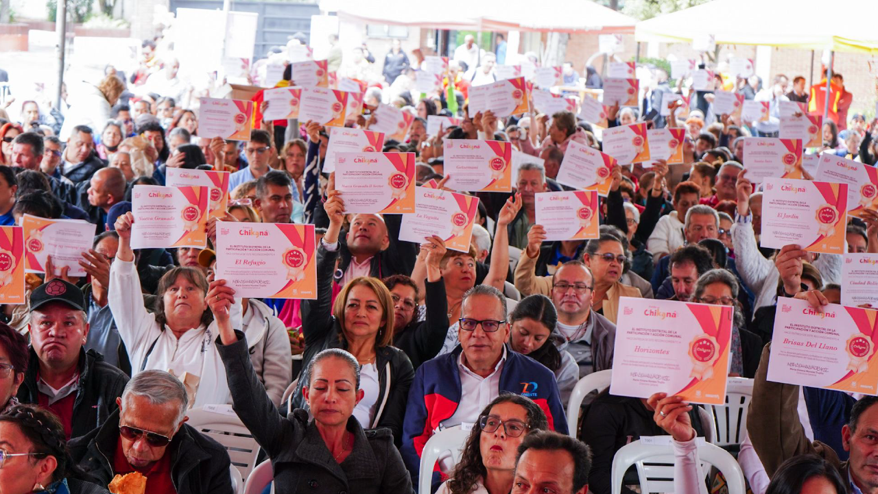 Organizaciones comunitarias y Juntas de Acción Comunal participan en la Gala de Ganadores del Fondo de Incentivos Chikaná 2025, evento de Participación Bogotá que reconoce el liderazgo y la acción comunal en la ciudad.