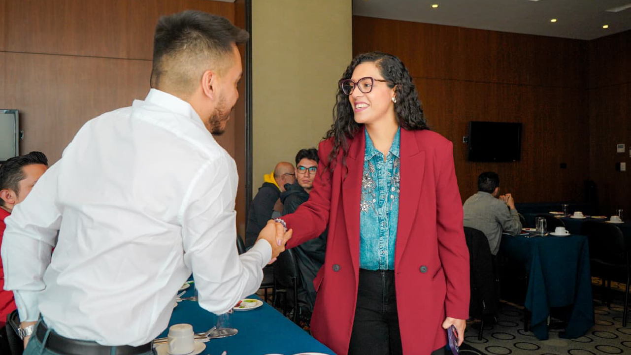 Directora María Ximena Morales Trujillo durante presentación de resultados sobre democracia y participación en Bogotá.