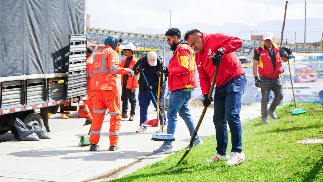 Equipo del IDPAC y operarios de aseo realizan jornada pedagógica sobre manejo de residuos en espacio público de Bogotá.