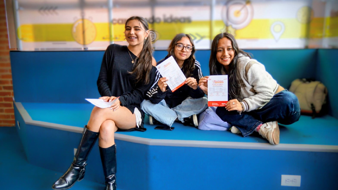 Jóvenes participan en proceso de elecciones comunales en Bogotá como parte de estrategias que promueven la participación juvenil y ciudadana.