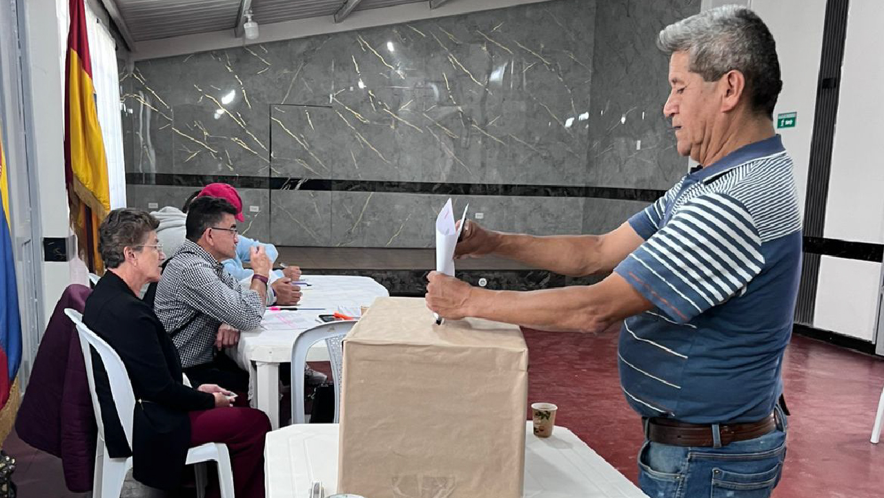 Ciudadanos en Bogotá ejercen su derecho al voto en una mesa de las elecciones de Juntas de Acción Comunal (JAC) 2026, jornada coordinada por el IDPAC para fortalecer el liderazgo barrial.