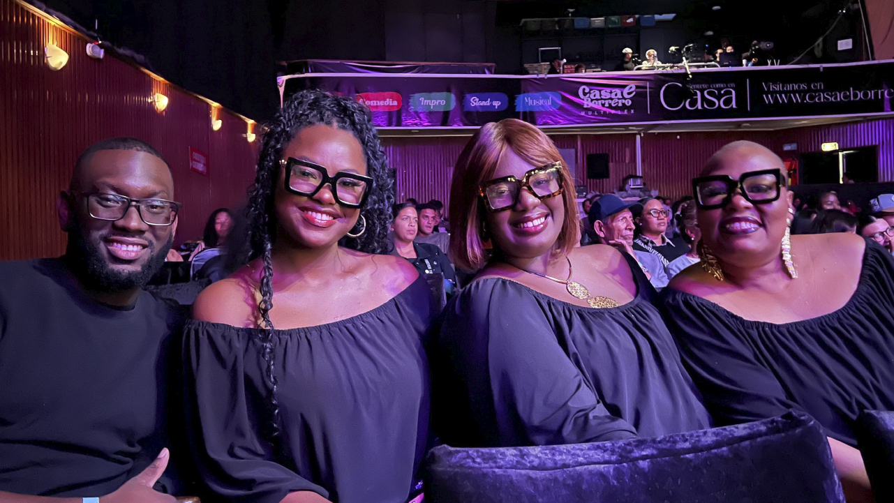 Asistentes afrodescendientes disfrutan sonrientes del concierto "Raizal Voices", evento cultural apoyado por el IDPAC en Bogotá para visibilizar el góspel raizal.