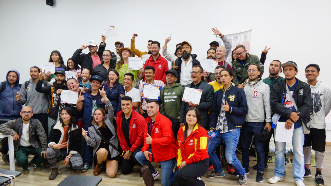 Grupo de personas delegadas de instancias cannábicas de las 20 localidades posa durante un encuentro distrital en Bogotá, en el que avanzaron en la construcción de un plan de acción para fortalecer esta instancia de participación ciudadana.