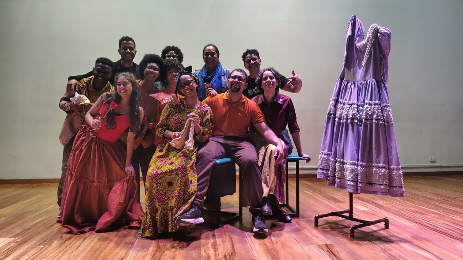 Conoce la obra Lo que somos, una puesta en escena que visibiliza las historias, tradiciones e identidad del pueblo raizal en Bogotá.