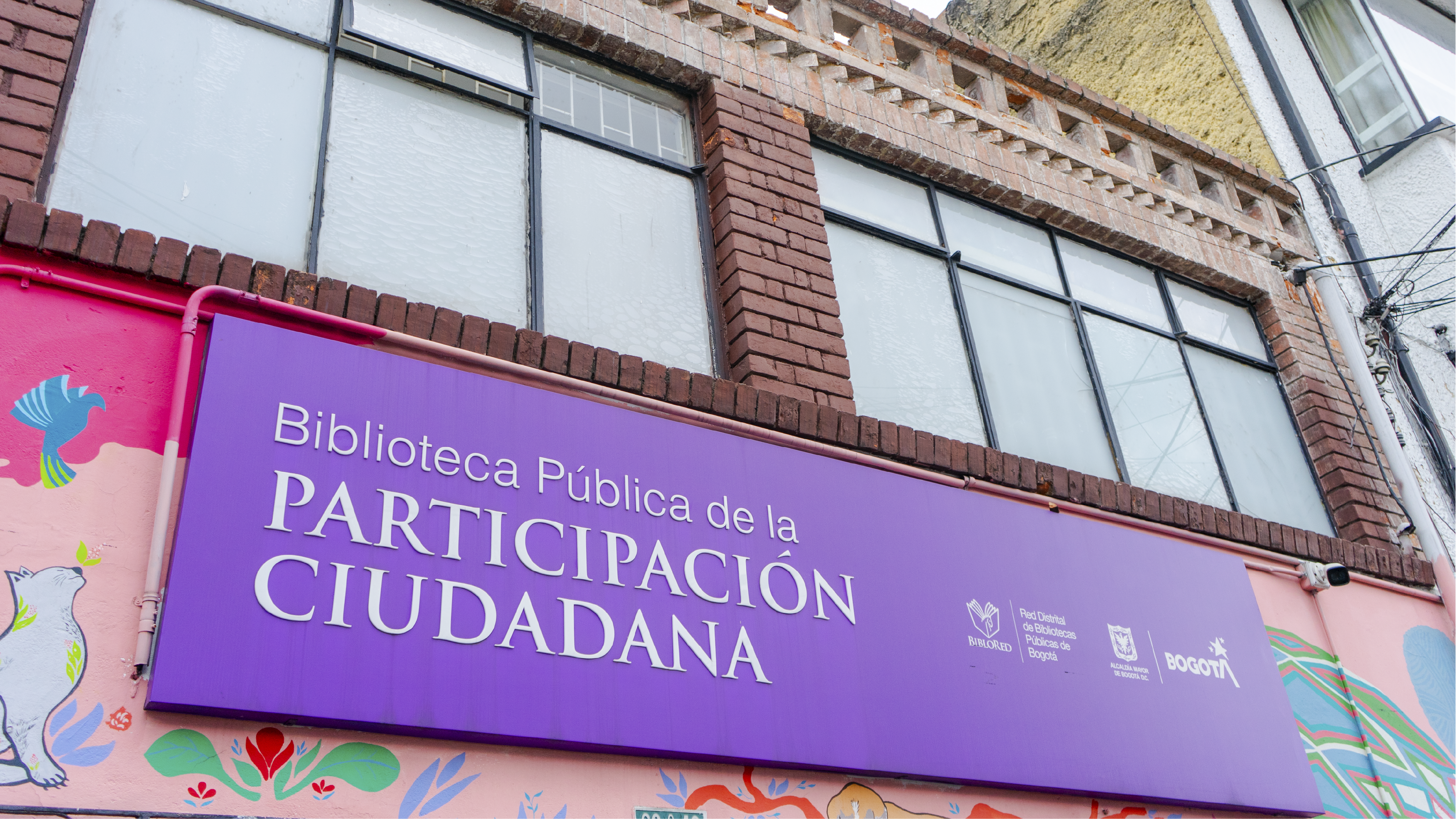 Fachada de la Biblioteca Pública de la Participación Ciudadana en Bogotá.