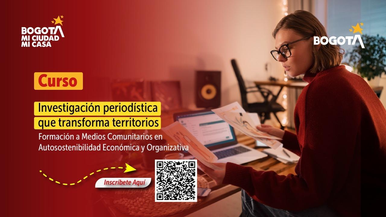 Pieza de convocatoria para un curso de investigación periodística dirigido a medios comunitarios de Bogotá. La imagen muestra una persona revisando documentos frente a un computador e incluye información de inscripción mediante código QR para fortalecer la autosostenibilidad económica y organizativa.