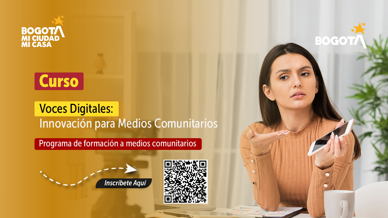 Mujer con celular en mano durante el curso "Voces Digitales: Innovación para Medios Comunitarios" del IDPAC, programa de formación a medios comunitarios, con código QR de inscripción.
