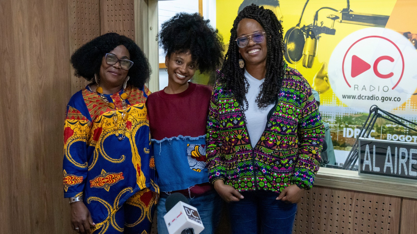 Tres mujeres afro sonríen durante una entrevista en los estudios de DC Radio, en el marco del programa Voces de Unidad Étnica del IDPAC en Bogotá.