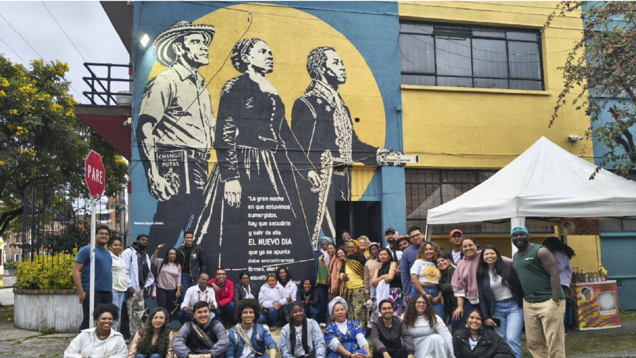 El IDPAC acompaña la inauguración del Segundo Mural Antirracista de Teusaquillo, con la comunidad reunida frente a la obra que representa a Manuel Zapata Olivella, Harriet Tubman y Toussaint Louverture.