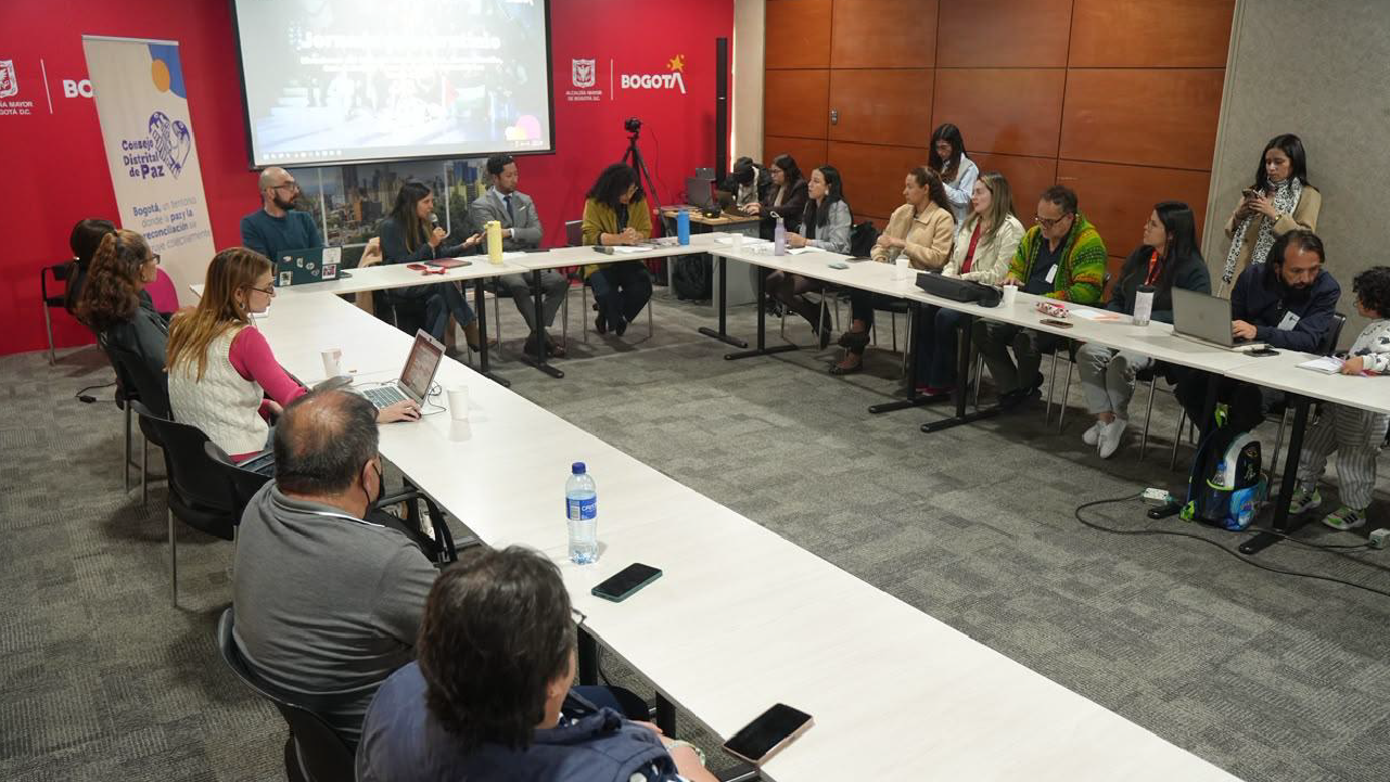 Reunión del Consejo Distrital de Paz con funcionarios y participantes alrededor de una mesa en U, en un salón institucional de la Alcaldía Mayor de Bogotá.