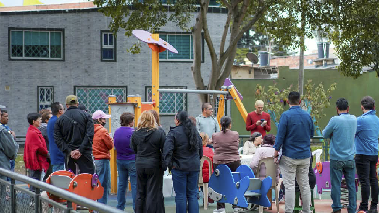 Grupo de líderes y lideresas comunales en un encuentro al aire libre de Conexión Comunal, estrategia del IDPAC para fortalecer la participación y la gestión de las JAC en Bogotá.