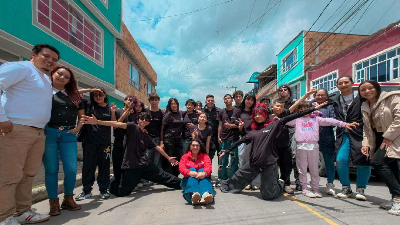 María Ximena Morales, directora del IDPAC, con jóvenes de colectivos de Usme durante la jornada Gabinete al Barrio.