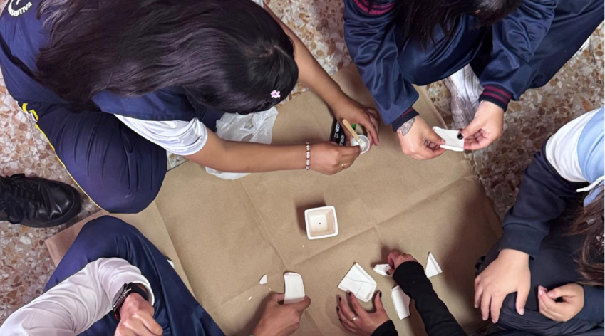 Estudiantes reconstruyen cerámica rota como ejercicio simbólico de resolución de conflictos en el taller Encuentros Improbables del IDPAC