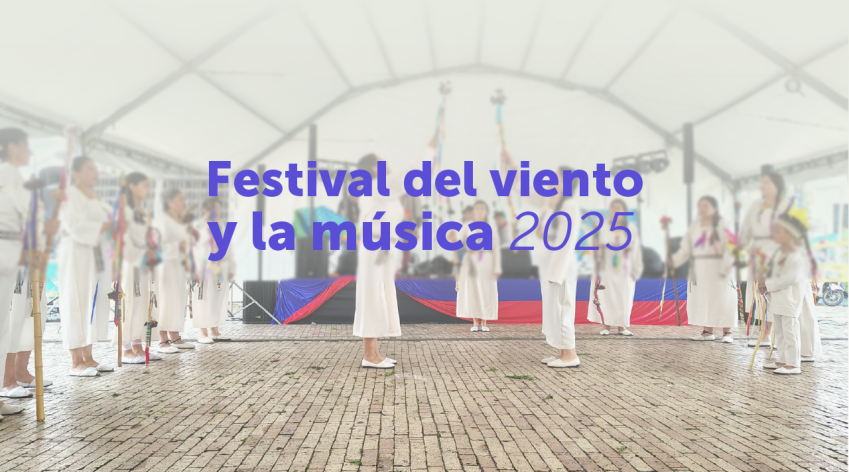 Grupo de mujeres muiscas en ceremonia tradicional durante el Festival del Viento y la Música 2025 en Suba