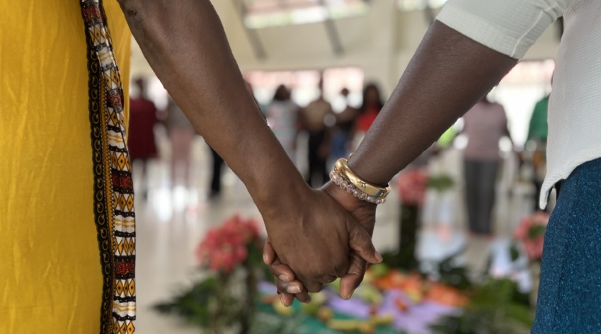 Mujeres afrodescendientes se toman de las manos en un círculo de sanación y diálogo comunitario