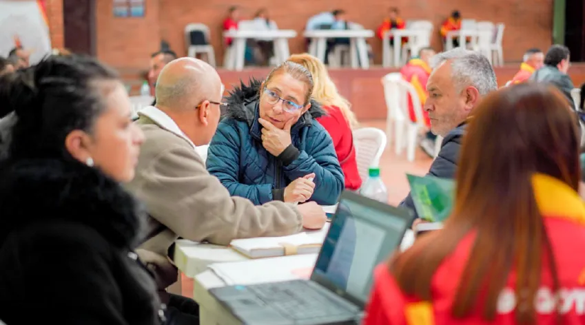Representantes de organizaciones comunales dialogan con el equipo del IDPAC durante una jornada de orientación y acompañamiento en Bogotá
