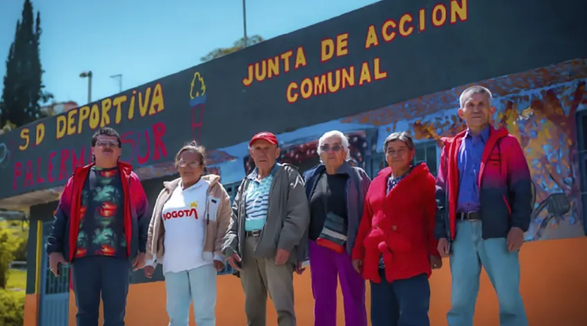 Grupo de integrantes de la Junta de Acción Comunal del barrio Palermo Sur posan frente a su sede comunal en Bogotá.