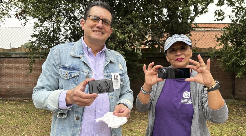 Dos personas adultas sostienen cámaras digitales entregadas como incentivos del Fondo Chikaná 2025 en Bogotá.
