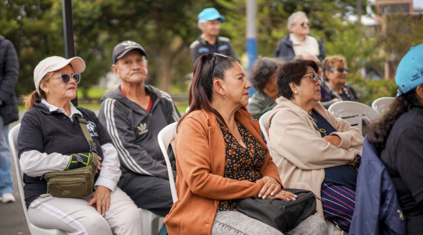 Habitantes de Bogotá participan en un evento relacionado con las elecciones comunales mientras se acerca el plazo para conformar los Tribunales de Garantías