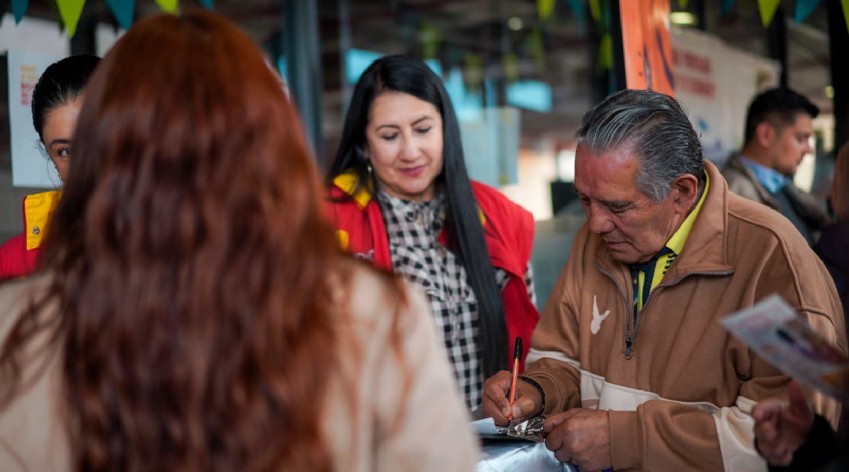 Ciudadanos participan en jornada electoral en Bogotá durante las elecciones al Congreso de 2026 fortaleciendo la participación ciudadana
