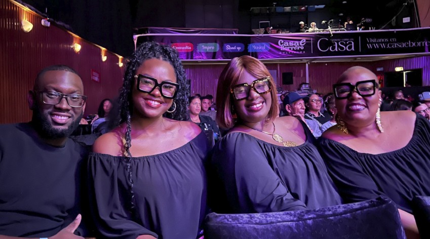 Asistentes afrodescendientes disfrutan sonrientes del concierto "Raizal Voices", evento cultural apoyado por el IDPAC en Bogotá para visibilizar el góspel raizal.