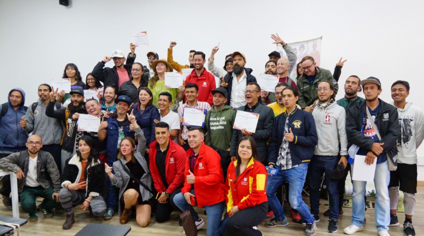 Grupo de personas delegadas de instancias cannábicas de las 20 localidades posa durante un encuentro distrital en Bogotá, en el que avanzaron en la construcción de un plan de acción para fortalecer esta instancia de participación ciudadana.