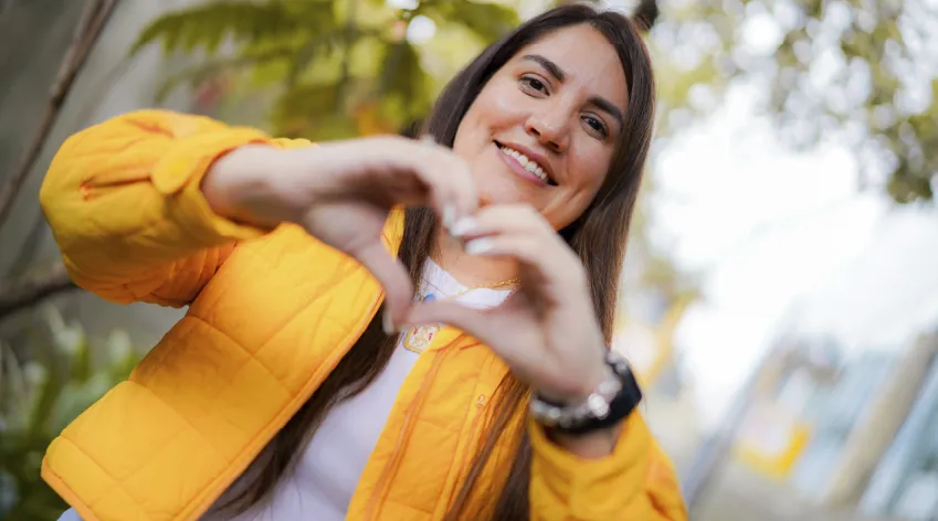 Participante sonriente en proceso de inscripción para el Consejo Distrital de Paz 2026 en Bogotá, mostrando interés en participar en decisiones de convivencia ciudadana.