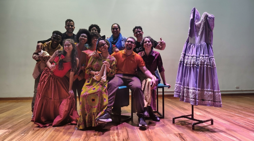 Conoce la obra Lo que somos, una puesta en escena que visibiliza las historias, tradiciones e identidad del pueblo raizal en Bogotá.
