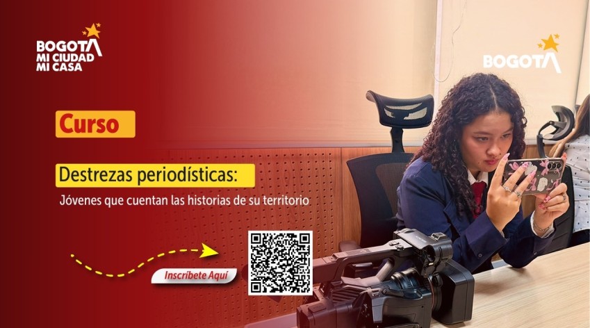 Pieza de convocatoria al curso de Destrezas Periodísticas dirigida a jóvenes de Bogotá. La imagen muestra una actividad de formación en comunicación con equipos audiovisuales, un código QR para inscripción y la identidad gráfica de Bogotá Mi Ciudad Mi Casa.