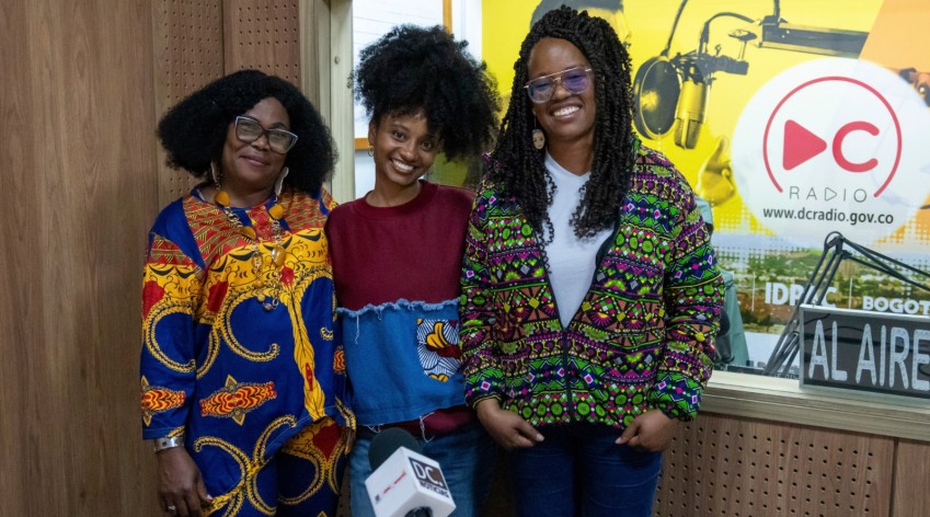 Tres mujeres afro sonríen durante una entrevista en los estudios de DC Radio, en el marco del programa Voces de Unidad Étnica del IDPAC en Bogotá.