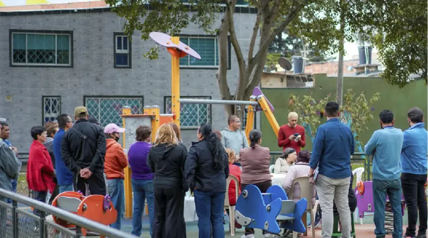 Grupo de líderes y lideresas comunales en un encuentro al aire libre de Conexión Comunal, estrategia del IDPAC para fortalecer la participación y la gestión de las JAC en Bogotá.